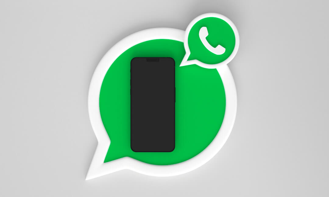 Celular em cima de uma placa de balão de mensagem do WhatsApp, com outra menor ao lado, simbolizando a estratégia de WhatStation.